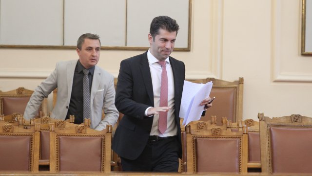 Премиерът Кирил Петков продължава да търси подкрепа от депутати за