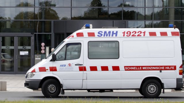 Един човек загина а най малко 30 бяха ранени при сблъсък