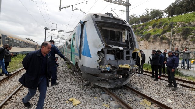 95 души пострадаха в катастрофа между два влака в Тунис