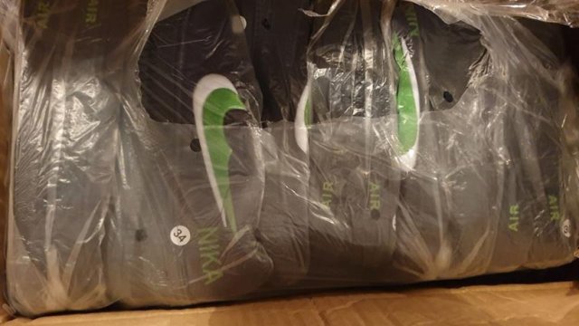 Служители на ГДБОП иззеха голямо количество стоки имитиращи известни търговски