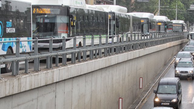 Два автобуса на градския транспорт се удариха в София. Инцидентът