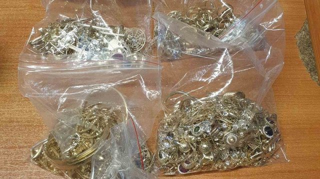 Митнически служители откриха над 7,5 кг контрабандни златни и сребърни