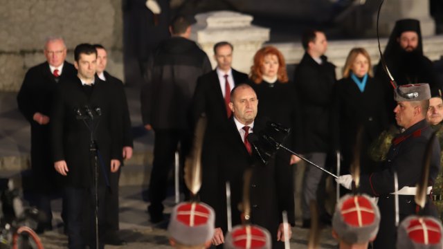 Тази година отбелязваме националния си празник когато родината ни приема