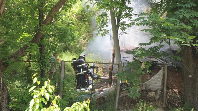 Пожар пламна в село Изворище край Бургас. По първоначална информация