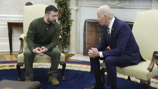 Дебатът за военната помощ за Украйна се концентрира основно върху танковете и