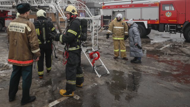 Телата на трима души бяха открити след пожар в жилищен