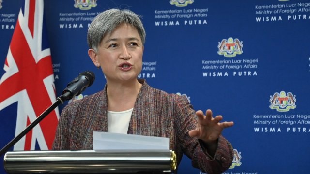 Австралия днес наложи финансови санкции и забрани за пътуване на