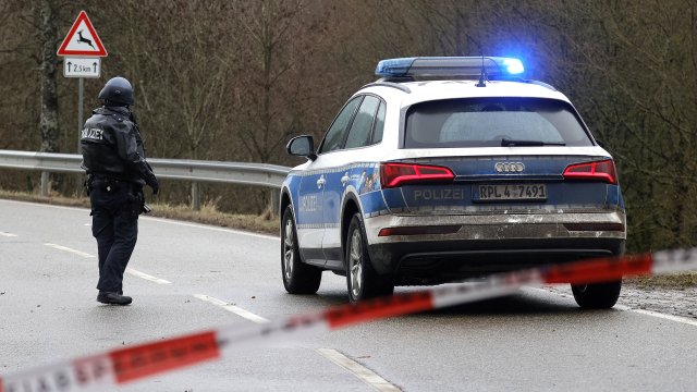 Двама германски полицаи бяха застреляни в понеделник след като спряха