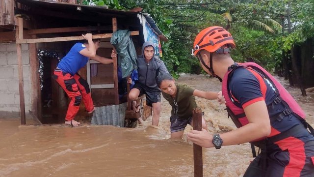 Десетки загинали и изчезнали при наводненията във Филипините. Над 40