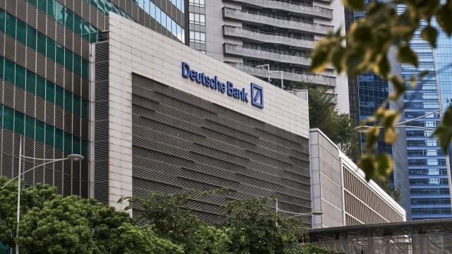 Прокурори федерална полиция и други длъжностни лица претърсиха централата на