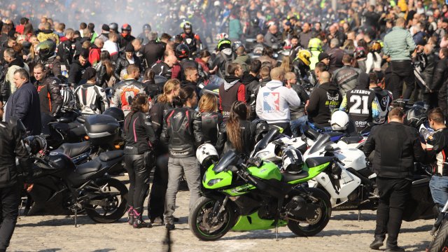 Стотици мотористи откриха мотосезон 2022 в София С много музика