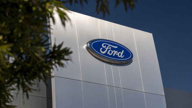 Американският автомобилостроител Ford беше осъден да плати 1 7 милиарда долара