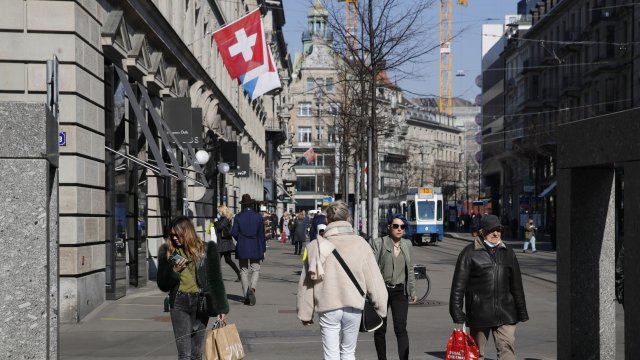 Швейцария ще затегне от понеделник мерки в опит да ограничи
