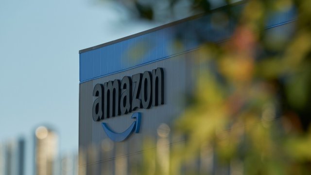 Amazon е предложила да сподели данни от онлайн магазина си