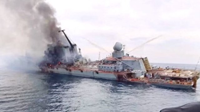 На нови снимки, показващи руския ракетен крайцер "Москва" минути преди
