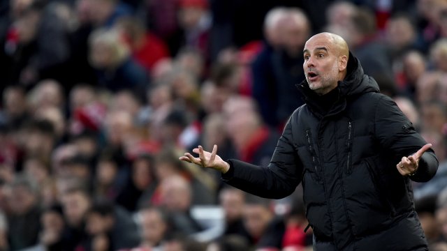 Феновете на Ливърпул които замеряха мениджъра на Манчестър Сити