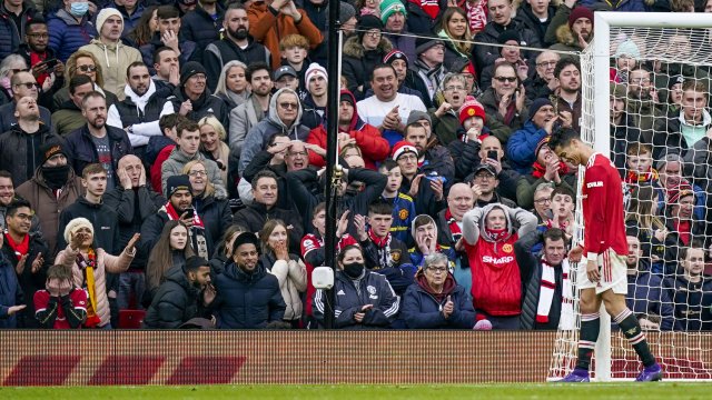 Манчестър Юнайтед продължава да къса нервите на своите привърженици след