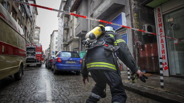 Човек почина при пожар тази вечер в София. Инцидентът е
