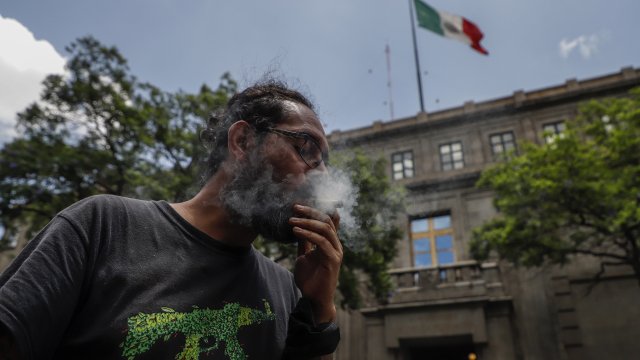 От средата на януари Мексико забрани пушенето на открито. Новият