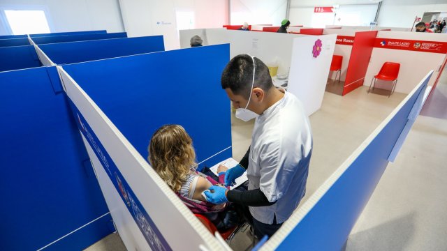 Италия достигна днес рекорд от 98 030 нови случая на