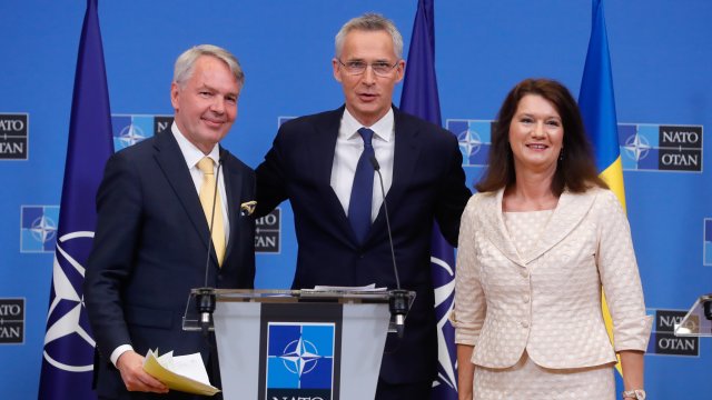 Посланиците на 30-те държави членки на НАТО подписаха протоколите за