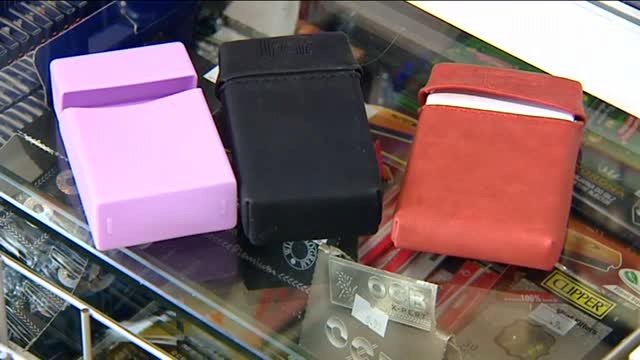 Пушачи закриват стряскащите изображения върху цигарите с калъфи
