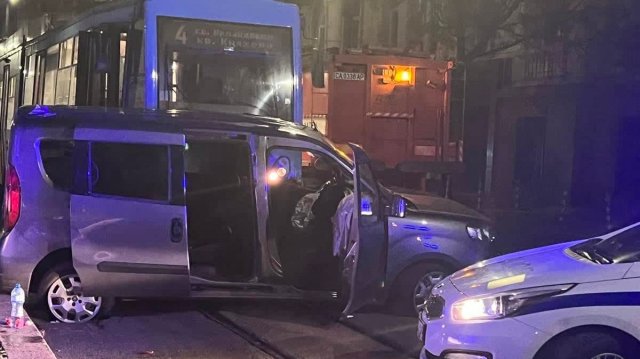 Катастрофа между трамвай и лека кола в София Инцидентът е станал