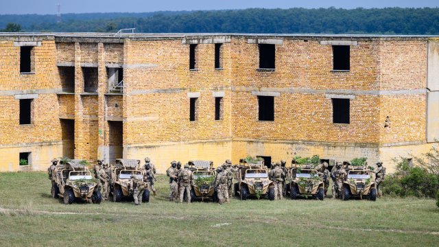 Руските части се изтеглят от първи градове в източната Луганска