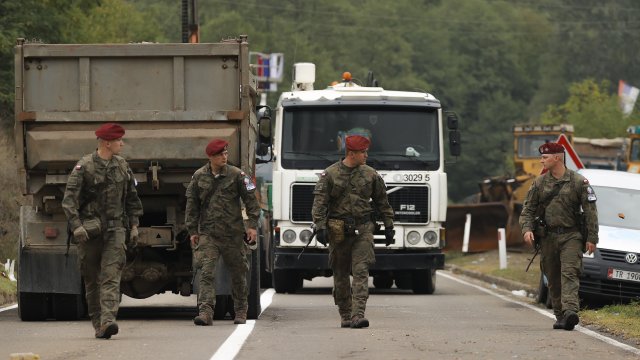 В Северно Косово започна премахването на барикадите след постигнатата снощи