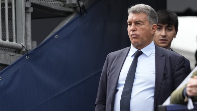 Президентът на Барселона  Жоан Лапорта е нахлул в съдийската стая след