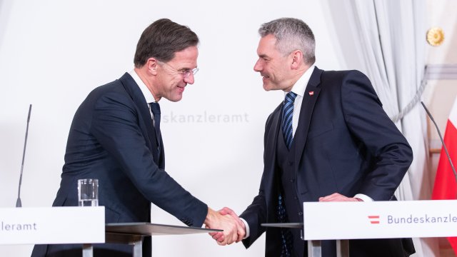 Австрийският канцлер Карл Нехамер прие вчера във Виена премиера на