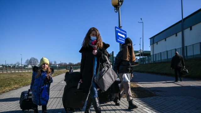 Първите евакуирани българи от Украйна пристигнаха в страната. От МВнР
