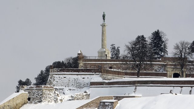 Силен сняг предизвика хаос в Сърбия Той затрудни пътното движение
