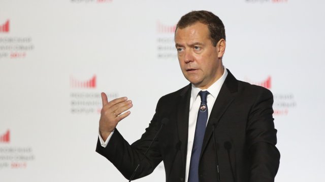 Бившият руски президент Дмитрий Медведев предупреди Европа че може сама