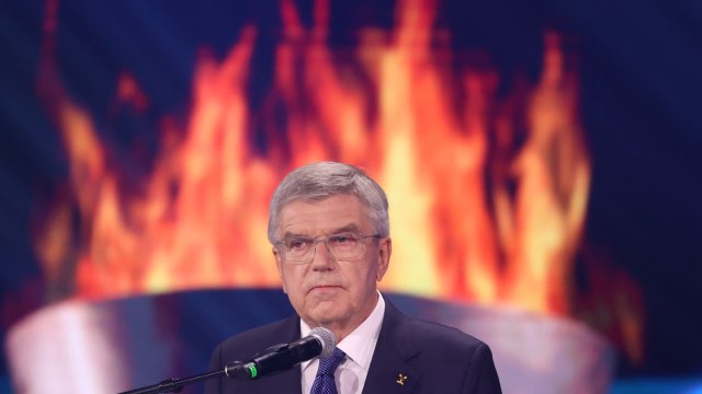 Международният олимпийски комитет МОК ще обмисли решението си да забрани