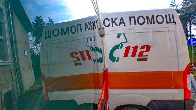 Жена с триколка оцеля по чудо след като беше ударена