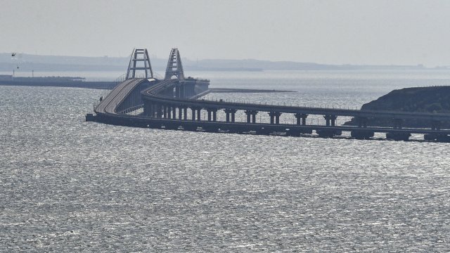 Движението на автомобили и автобуси по Кримския мост е възобновено