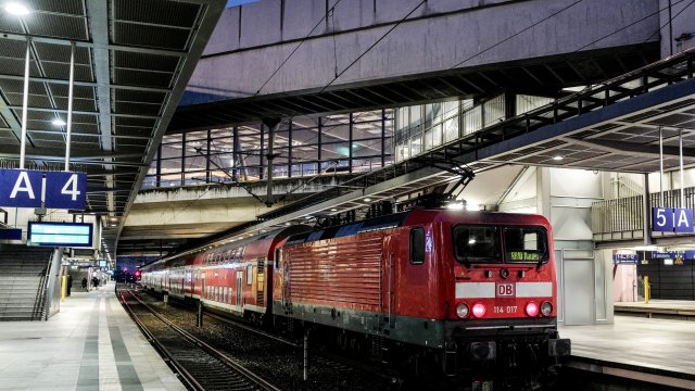 Украйна съобщи че отваря отново железопътната линия между столицата Киев