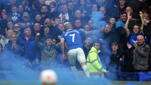 Евертън запази мястото си във Висшата лига след изключителен обрат