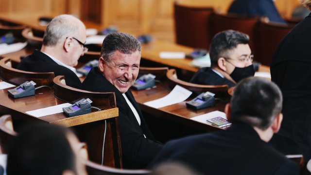 От 24 януари депутатите ще ходят на работа със зелен