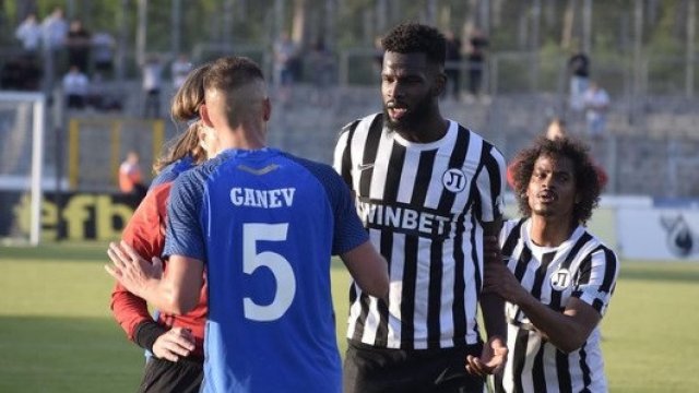 Централният защитник на Локомотив Пловдив Кристиан Гомис се оплака за