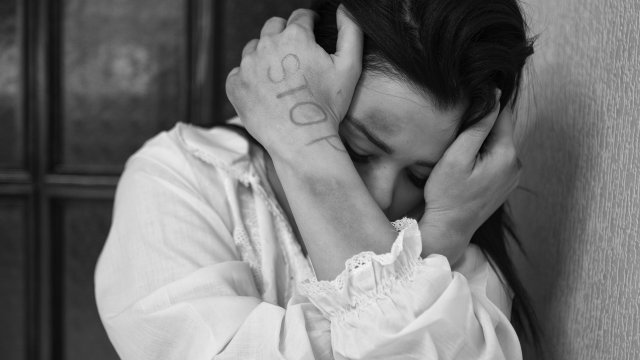 Млада жена родила бебе през септември е била бита и