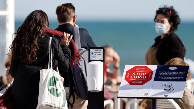 Испанското правителство въвежда отново задължителното носене на маски на улицата