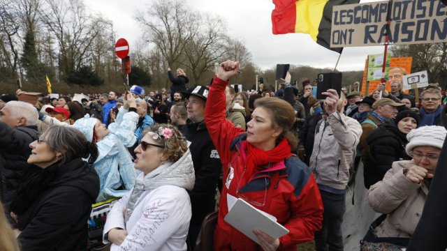 Стотици протестиращи срещу задължителното ваксиниране против Ковид 19 се включиха в