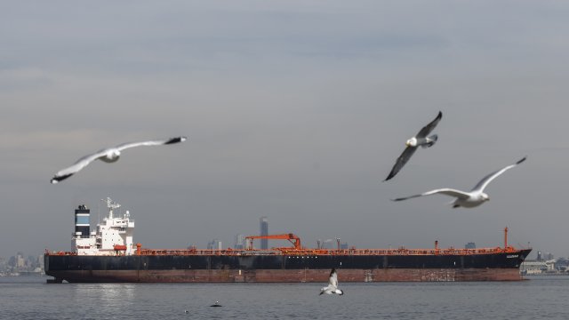 Гърция обяви че е задържала руски танкер за суров петрол