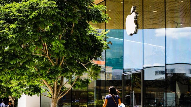 Технологичният гигант Apple е казал на част от поддоставчиците си