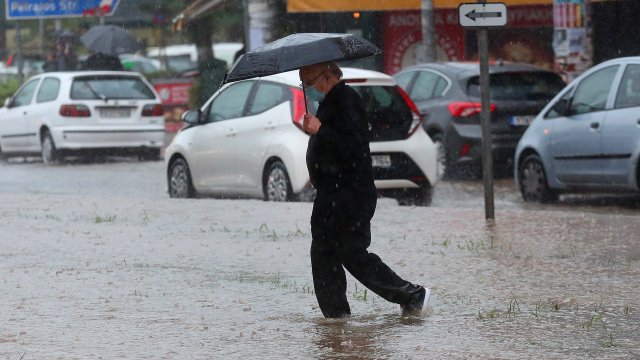 Мощен циклон завладя Гърция Властите приканват да се пътува само при