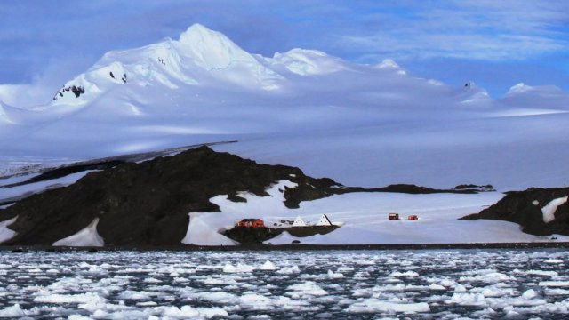Първата група на 31 ата българска антарктическа експедиция вече е в
