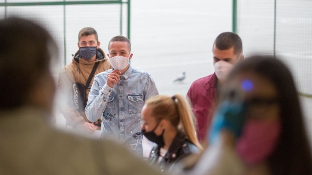 Повече от 40 училищни психолози помагат доброволно на ученици родители