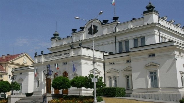 Кафенето и столът в парламента стават VIP-зона